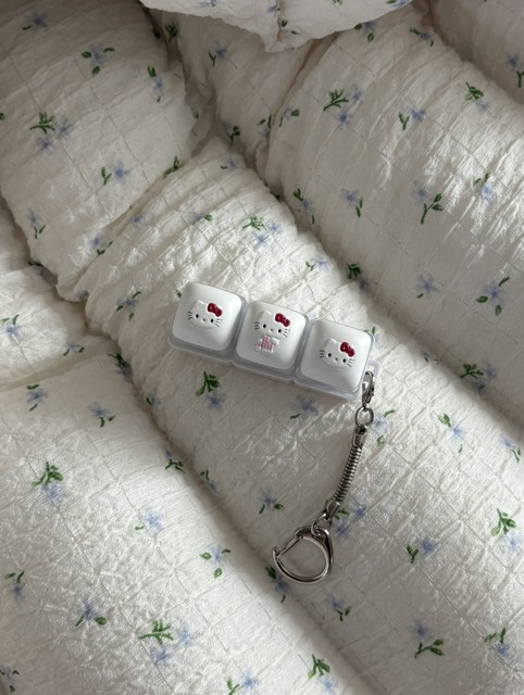 SARA STORE 2026 Hello Kitty white keycap keyring ( Sticker Customization )