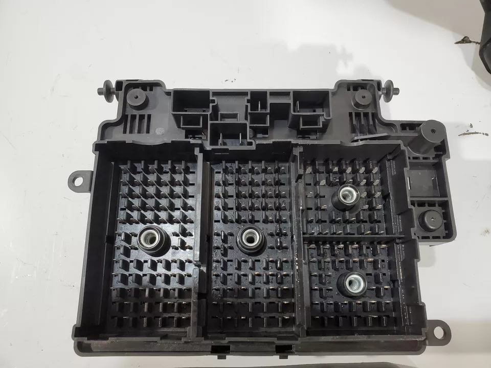 Chevy Silverado 2500 1999-2002 caja de fusibles (bajo capó) (15328806B) Foto 2 de 4