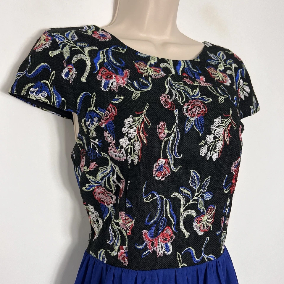 Alya 连衣裙女式中号短袖修身喇叭 A 字及膝刺绣 — 第 4/4 张图片