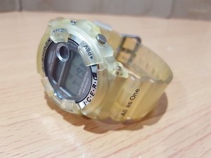 g shock light turns on automatically