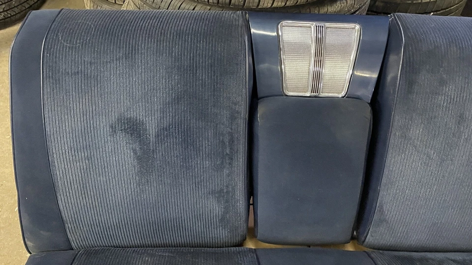 1962 Pontiac Grand Prix Rear Bench Seat Assembly W/Armrest W/Speaker OEM Blue Foto 2 de 4