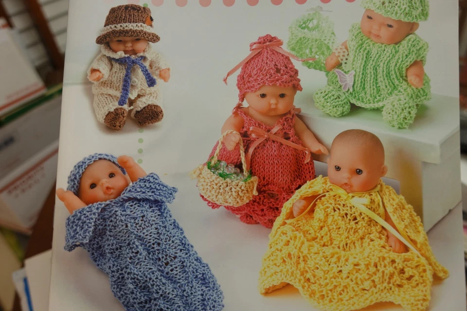 Libro de patrones de tejido blanco de casa 121040 Itty Bitty Baby 5" ropa para muñeca Foto 2 de 2