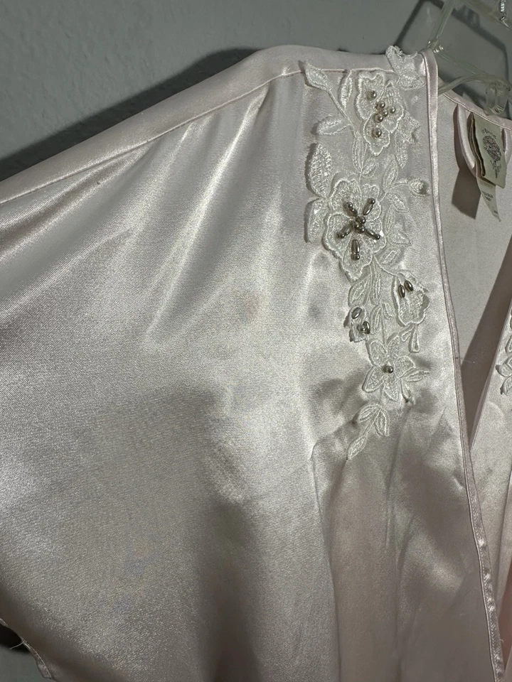 Conjunto de camisón y bata vintage de satén rosa elegante y coqueto In Bloom de Jonquil Foto 3 de 4