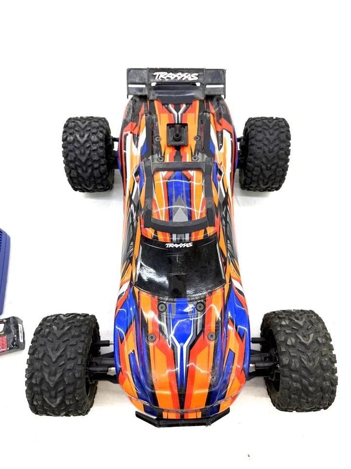 Batería y cargador de camión de estadio Traxxas Rustler 4x4 VXL sin escobillas RTR 1/10 4x4 Foto 3 de 4