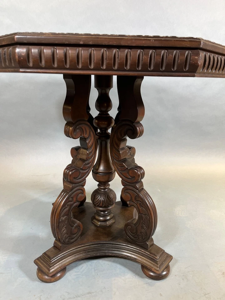 古董 1920 年代核桃八角形西班牙复兴都铎雕刻桌 (17180) — 第 3/4 张图片