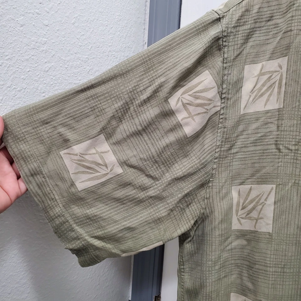 Bamboo Cay Resort Wear Masculino Olive Tropical Casca de Coco SS Botão de Seda Extra Grande - Imagem 2 de 4