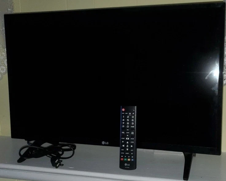 28" LG Flatscreen LED TV 28Lj400b (with remote) - Image 2 of 4