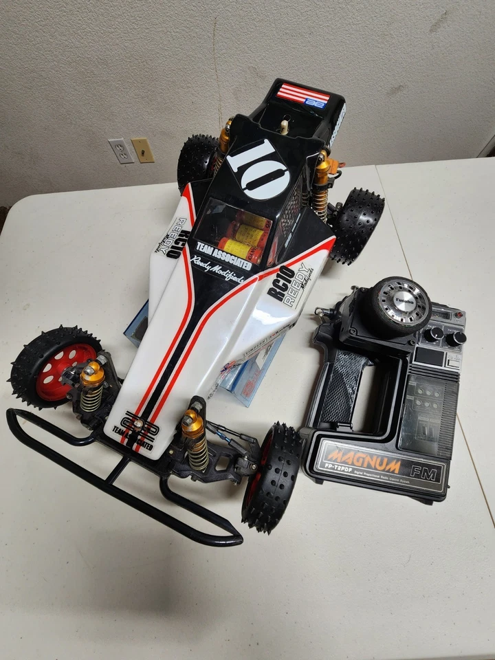 BUGGY DE CARRERAS VINTAGE TEAM ASOCIADO RC10 GRAPHITE PRO CON PIEZAS RARAS Foto 4 de 4
