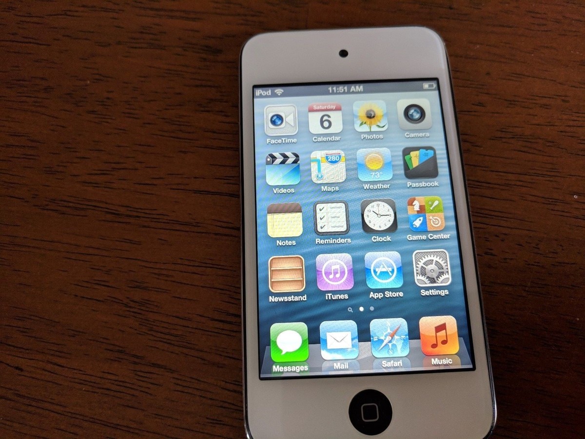 Apple iPod Touch 4th Generation White (8 GB). Cleaned and