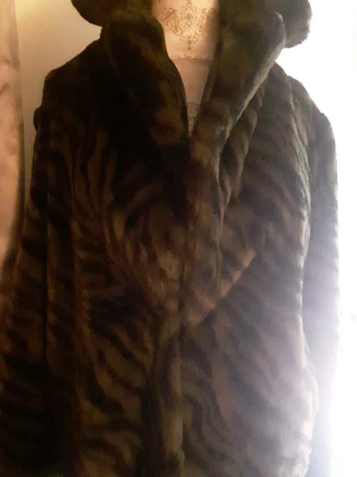 Anthropologie Sanctuary Women’s Faux  Fur Jacket - Olive Tiger Stripe. GORGEOUS - Image 3 of 4