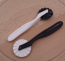 Teigrad Kuchenrad  Kunststoff Teigschneider Schwarz oder Weiß Farbe zufällig