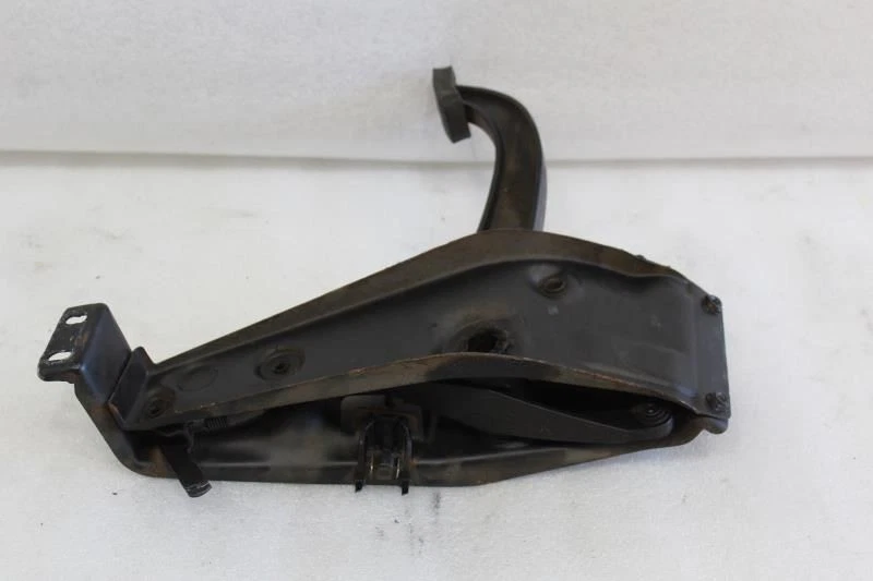 1981 1982 1983 1984 1985 MERCEDES 300SD W126 PEDAL FRENO ESTACIONAMIENTO 1264270601 Foto 3 de 4