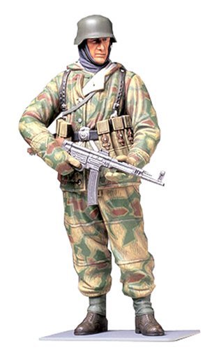 TAMIYA 1/16 WW II German Infantryman (Reversible Winter Uniform
