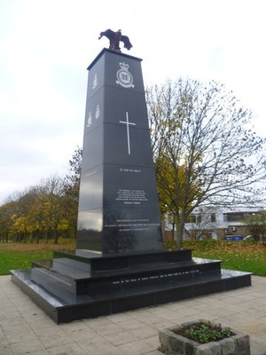 Foto A2 R.A.F. Memorial, Purley Way Die Inschrift auf der Vorderseite sagt & c2012