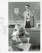 1975 Press Photo Wayne Mead speaks at Palmetto High School Career Day