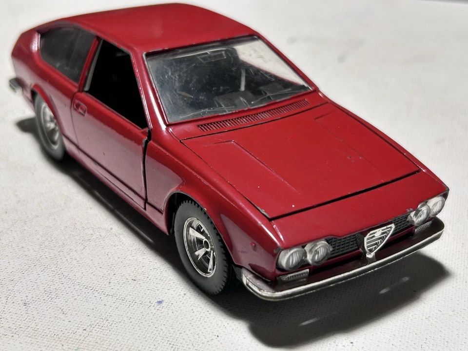 Burago 0136 Alfa Romeo Affetta GT  Scala 1/24 Vintage  - Immagine 2 di 4