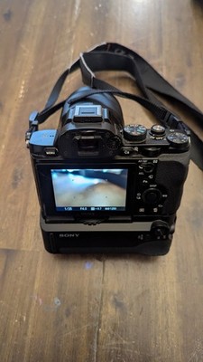 Sony A7R Mirrorless Digital Camera Body Full-Frame 36.4MP Ziess 24-70 F4 Lens