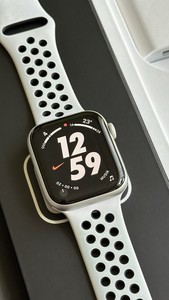Apple Watch Series 5 Nike 44mm Silber Aluminiumgehäuse Always-On Retina Display