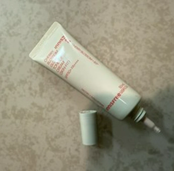 Crema tonificadora K-Beauty Innisfree flor de cerezo brillo ajuste piel FPS50+ PA++++ 50 ml Foto 3 de 4