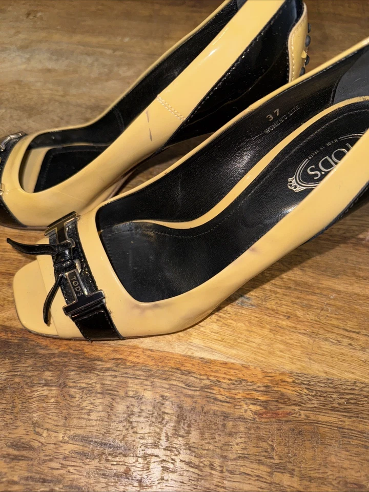 Tacones TOD'S beige y negro punta abierta charol - talla 37 Foto 4 de 4