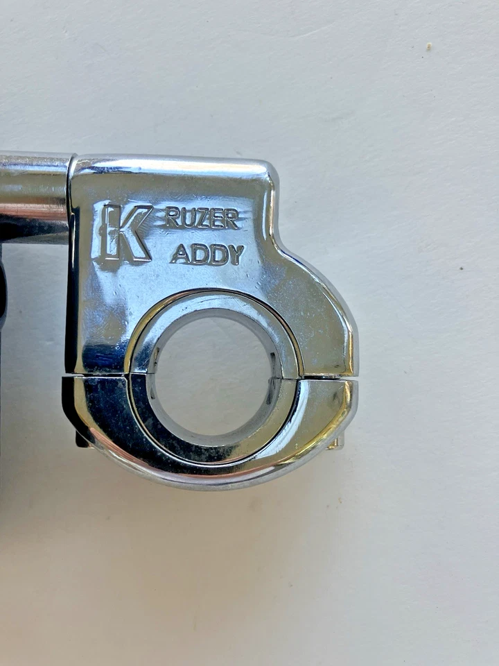 Suporte para copo de bebidas Harley couro cromado/preto Kruzer Kaddy - Imagem 2 de 4