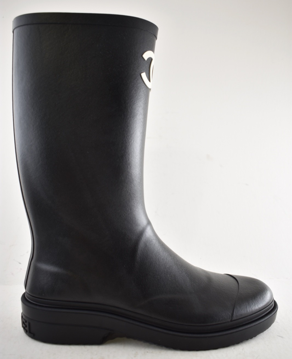 CHANEL サイズ表記「36 1/2C」ストレッチメッシュ　ニーハイブーツ　袋 Chanel 22A Black White Caoutchouc CC Logo High Pull On Rubber Rain