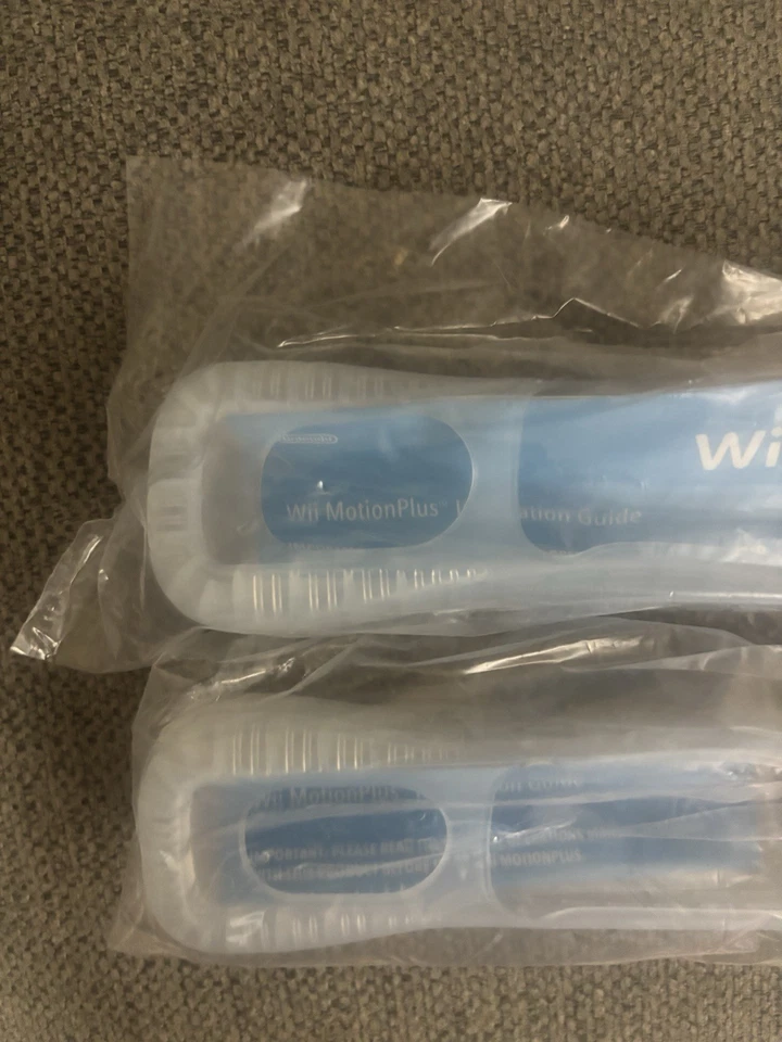 Totalmente Nuevo Aún Precintado Nintendo Wii MOTION PLUS ACCESORIO x2! Transparente Foto 2 de 4