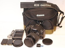 Cámara réflex Canon EOS 200D - como NUEVA 1950 disparos con paquete de accesorios