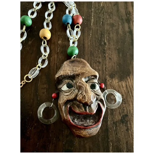 Vintage early plastic lucite & wood hand carved & painted mask pendant necklace - Picture 6 of 8