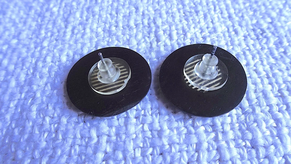 Boucles d'oreilles bouton en Ebène et bois clair - Photo 4/4