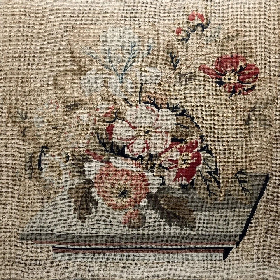 Finales del siglo XVIII Bordado Floral Aguja Teñida Lana sobre Lino Antiguo Marco de Palo de Rosa Foto 3 de 4