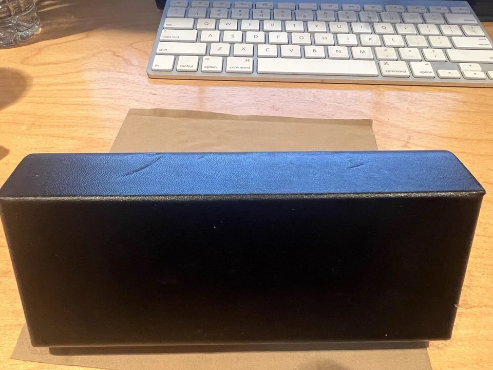 Estuche rígido para gafas de sol Hugo Boss negro con tela para lentes Foto 4 de 4