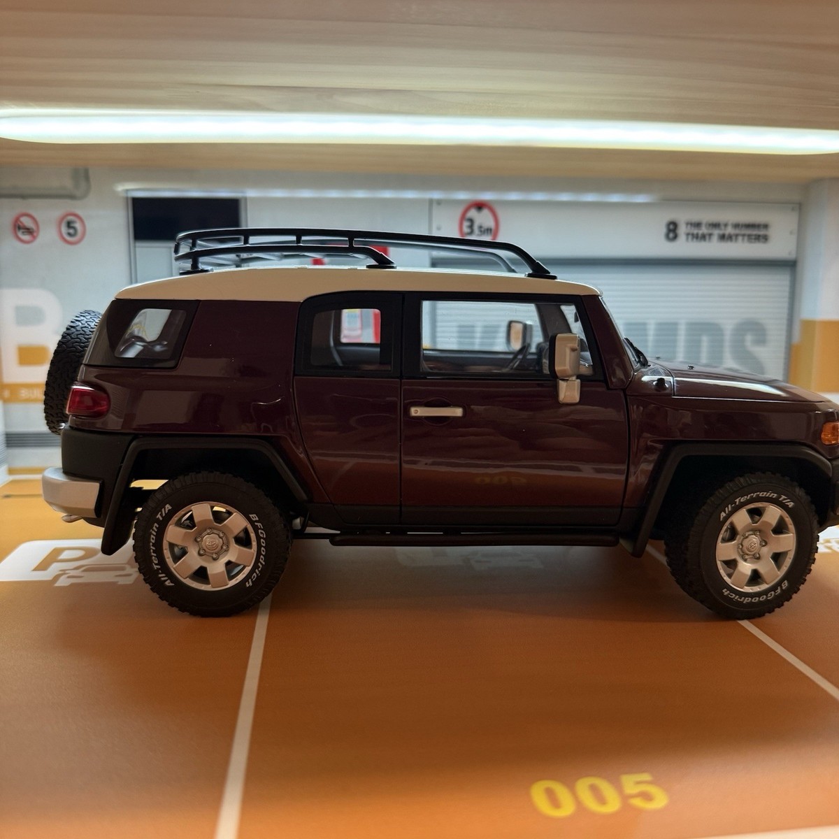 Toyota FJ Cruiser AUTOart Diecast Model, 1/18 Scale Maroon, COA