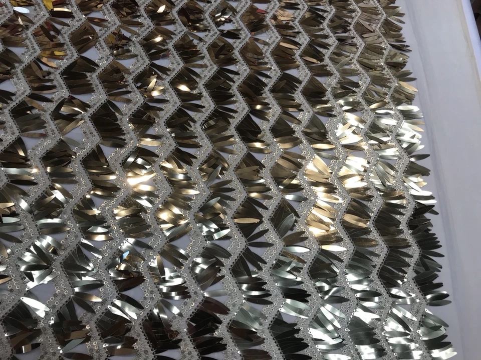 CHAMPAGNE CHEVRON BORDADO CON LENTEJUELAS LARGAS EN UNA MALLA-SE VENDE POR YARDA. Foto 4 de 4