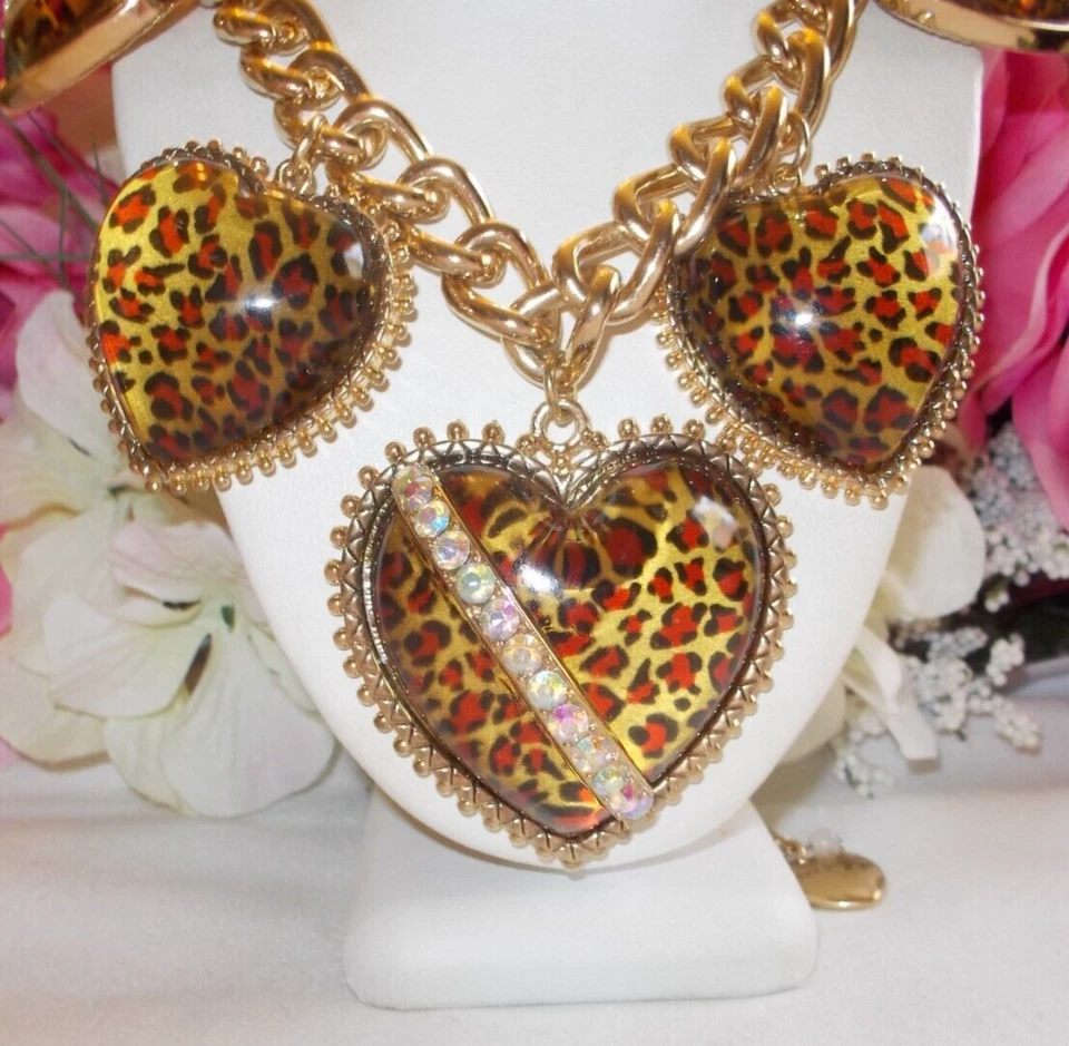 BETSEY JOHNSON CHUNKY LEOPARD LUCITE THREE HEARTS STATEMENT NECKLACE PREOWNED - Image 2 of 4