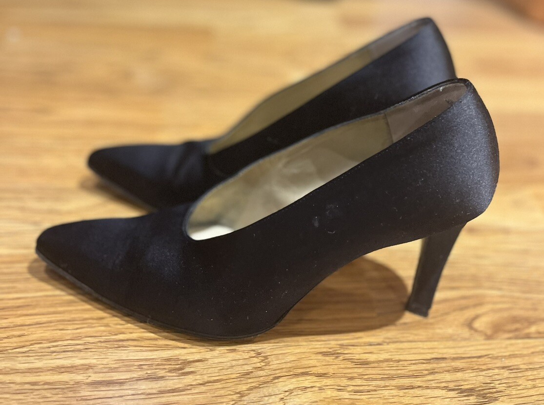 Yves Saint Laurent Paris decolte nere in raso con tacco a punta taglia 7