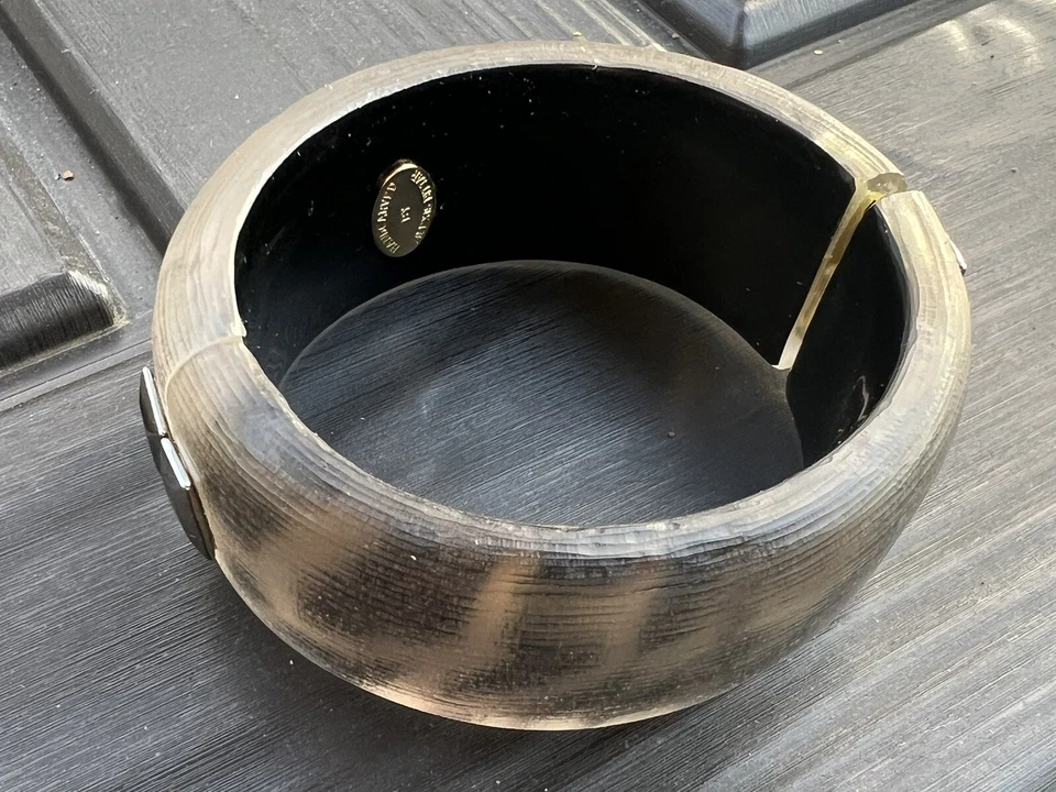 Brazalete abrazadera rara ALEXIS BITTAR animal estampado leopardo negro lucite con bisagras Foto 3 de 4