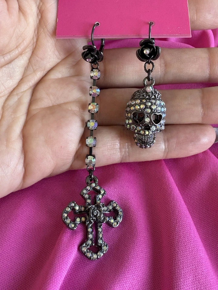 Pendientes Betsey Johnson Vintage Peltre Calavera Cristal AB Aurora Cruz Desajuste Foto 2 de 2