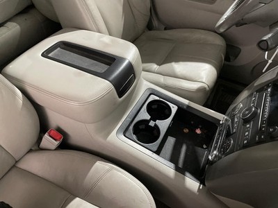 10-14 SUBURBAN1500 Floor Console w/o entertainment center