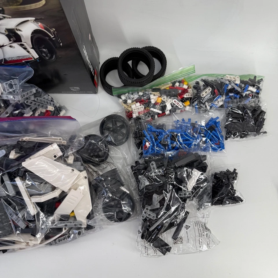 LEGO Technic 42096 Porsche 911 RSR Building Kit 1580 Pieces - Image 4 of 4