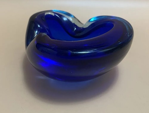 Italian Mid Century Modern Murano Glass Ashtray with Submerged Cobalt Glass - Picture 4 of 12