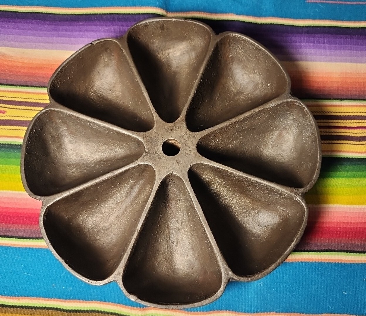 VINTAGE JC Kupferle, St. Louis, Cast Iron Rotating Cobblers Nail Cup