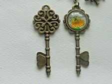 SUNFLOWER KEY BEE KEY CHAIN BAG CHARM  FREE SHIP OVER 35 ASK FOR INVOICE 