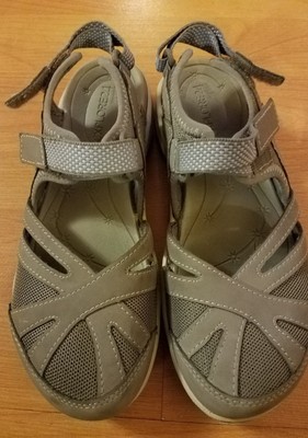 easy spirit hiking sandals