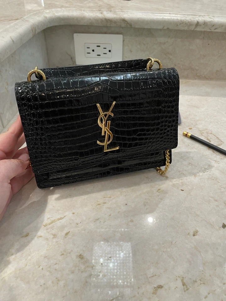 Bolso de hombro Yves Saint Laurent cocodrilo negro con detalles dorados Foto 4 de 4