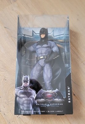 NAGELNEU & OVP BARBIE COLLECTOR Black Label Batman v Superman BATMAN Doll