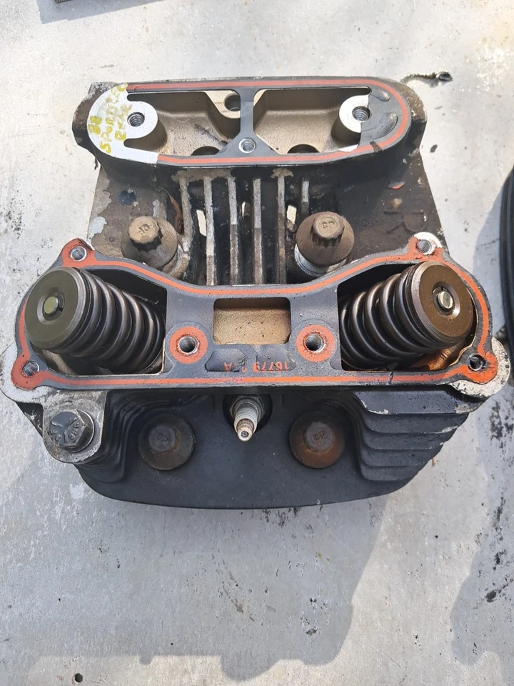 1988-1989 Harley Davidson Sportster 1200 черные головки цилиндров клапаны и пружины  - Изображение 3 из 4