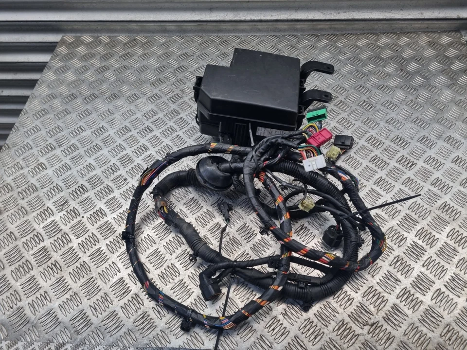 KIA SORENTO UNDER BONNET FUSE BOX & WIRING LOOM 2.2 DIESEL MK2 2010 - 2014 - Image 3 of 4