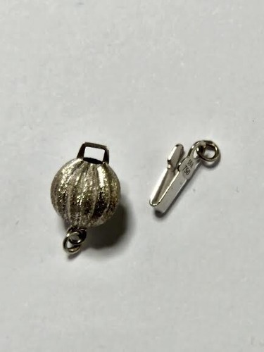Solid 18kt White Gold Fluted and Textured Ball Clasp New - Picture 3 of 6