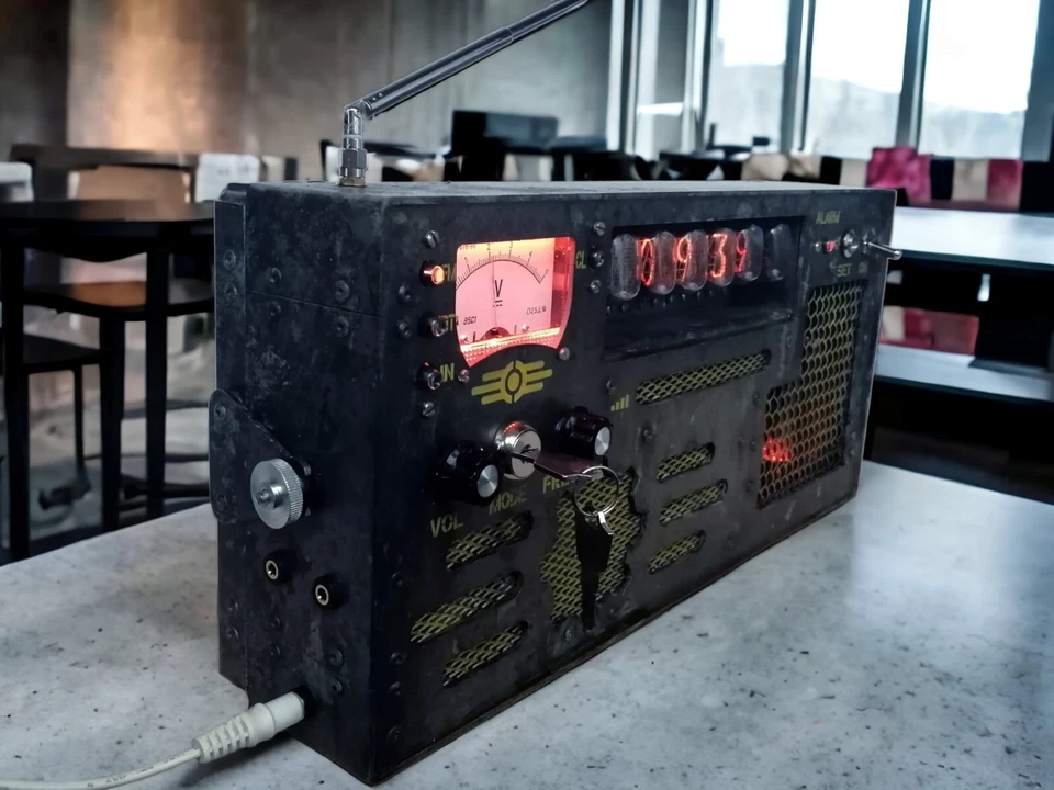 Nixie tube clock radio with Bluetooth, AUX, FM radio, Alarm, in aluminum case - Image 4 of 4